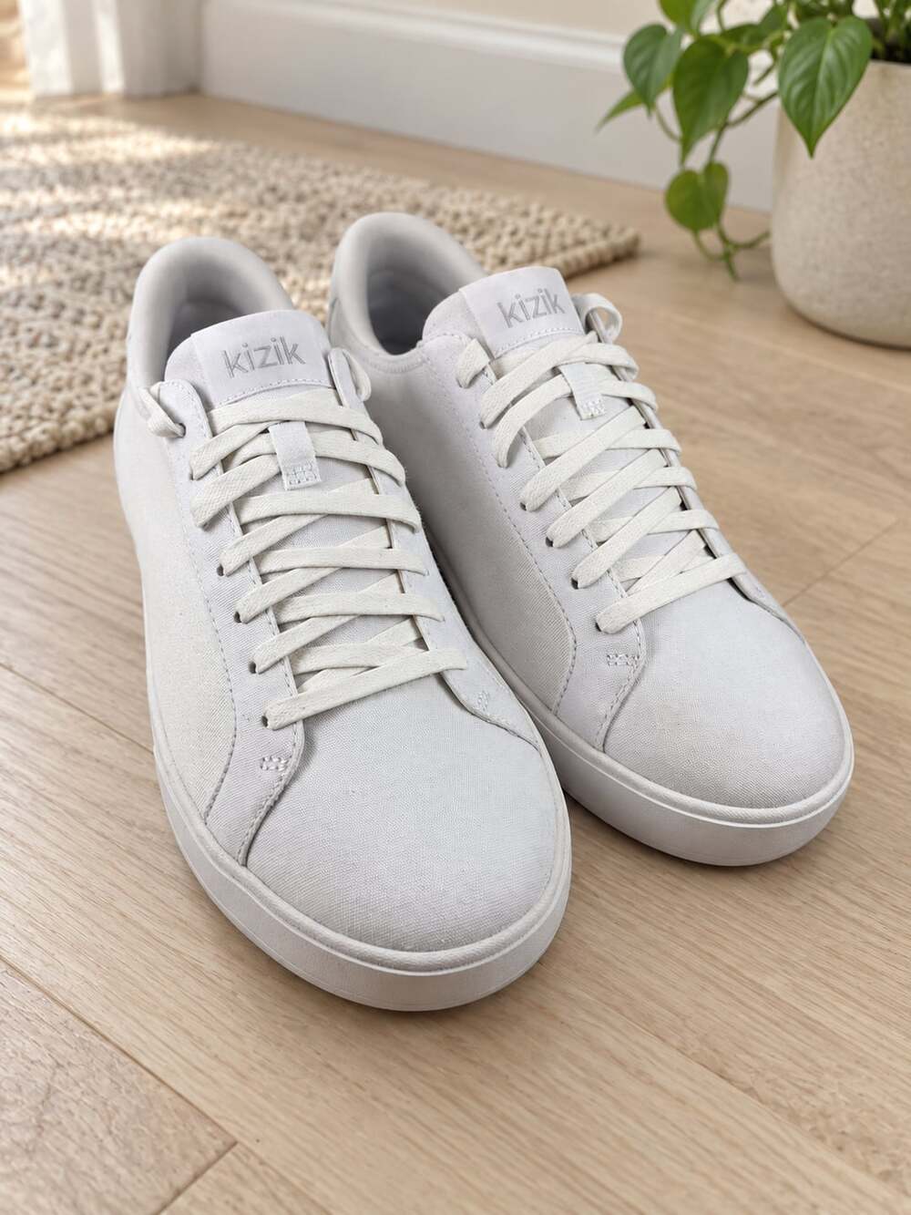 Kizik Irvine White Canvas Hands Free Sneakers Men’s 9.5 Women’s 11 NWOT